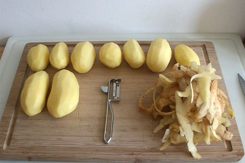 19 - Kartoffeln schälen / Peel potatoes