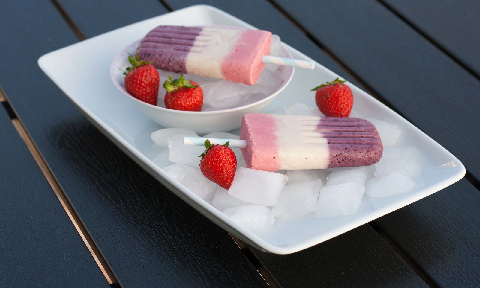 Recipe for Homemade Popsicle with Greek Yogurt and Berries