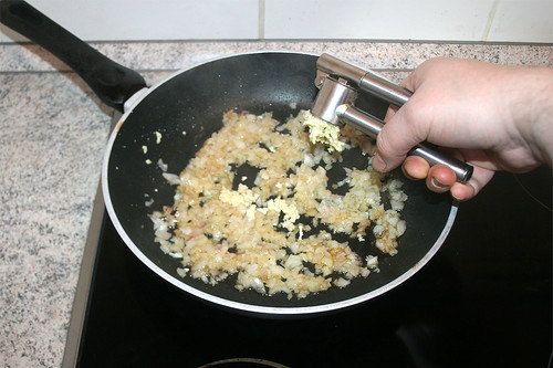 27 - Knoblauch dazu pressen / Add garlic