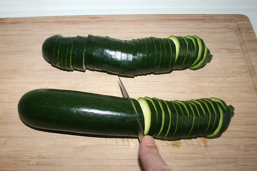 10 - Zucchini in Scheiben schneiden / Cut zucchini in slices