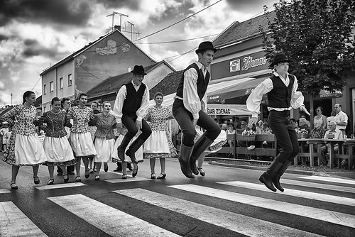 city street performers djakovo croatia people levitation dance nikon nikond750 nikor283003556 gazzda hrvojesimich vezovi 50