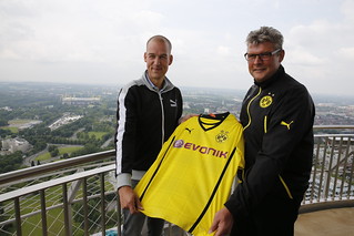 Carsten Cramer und Norbert "Nobby" Dickel präsentierten das neue BVB-Trikot von Puma