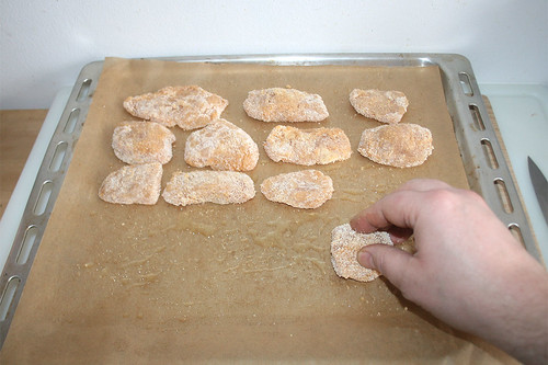 28 - Panierte Hähnchenteile auf Backblech geben / Put chicken pieces on baking plate