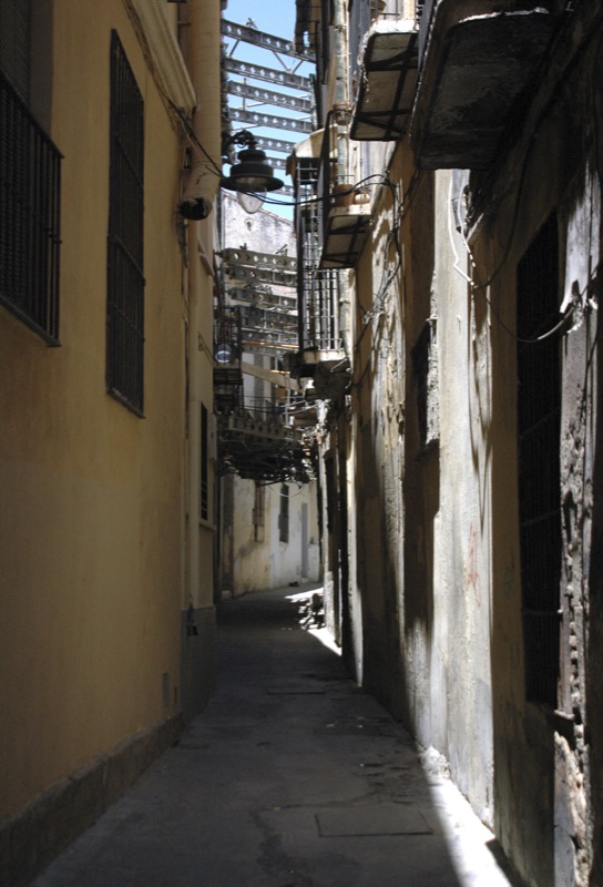 Calle estrecha en el casco antiguo de Málaga. Autor, HollywoodPimp