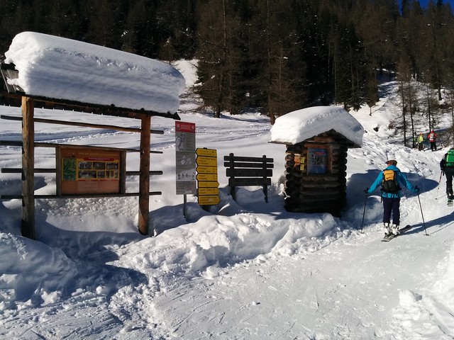 Wegweiser und Holzharpfe, Skitour Kreuzspitze