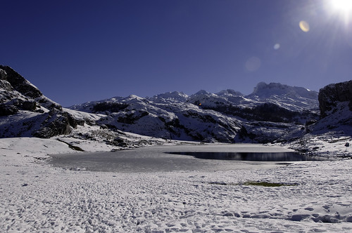 parque mountain lake snow ice lago spain nikon europa view nieve hill valle asturias panoramic valley panoramica vista iced montaña nacional helado hielo principado picos ercina santuario d300 covadonga