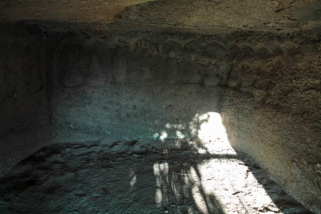 左側の洞窟内の磨崖仏