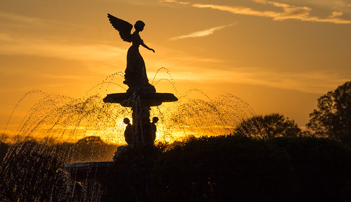 sunset water fountain silhouette wisconsin angel golden evening hour lakegeneva matchpointwinner matchpointtournamentwinner f64g52r2win mpt268