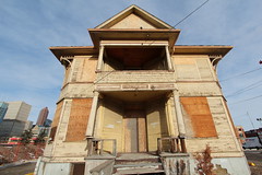 Calgary abandoned house 12 Ave SE and Macleod trail