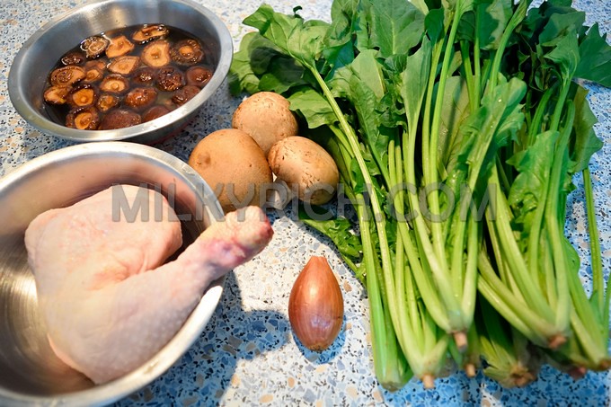 Nguyên liệu gà - nấm - cải bó xôi - 2