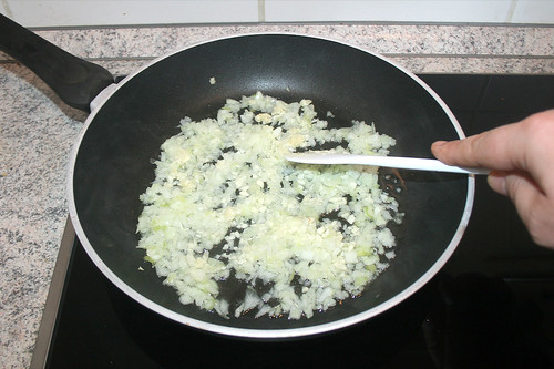 32 - Zwiebel & Knoblauch andünsten / Braise onion & garlic