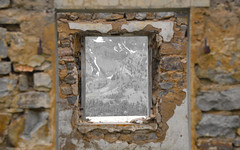 A window to the past - Photo of Saint-Étienne-de-Tinée