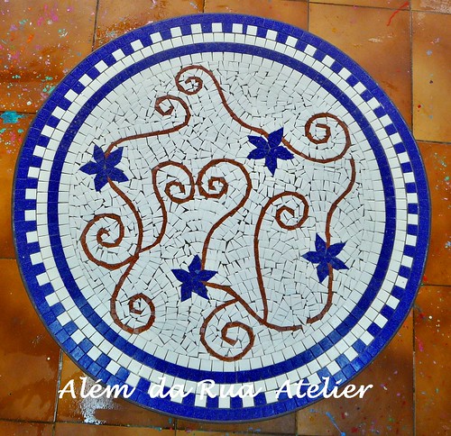 Mesa de mosaico com motivo floral
