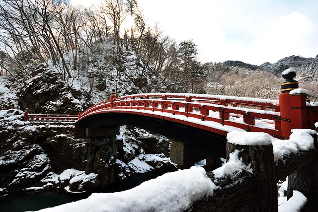 雪の積もる日光神橋