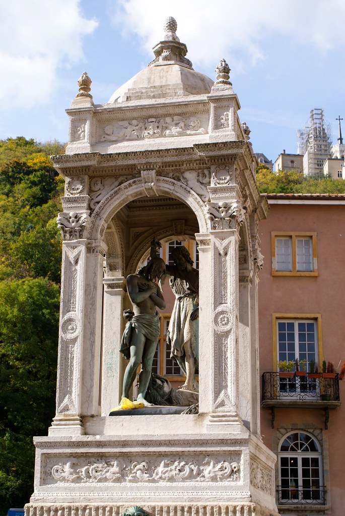 Statut de Jean-Baptiste devant la cathédrale Saint-Jean À Lyon