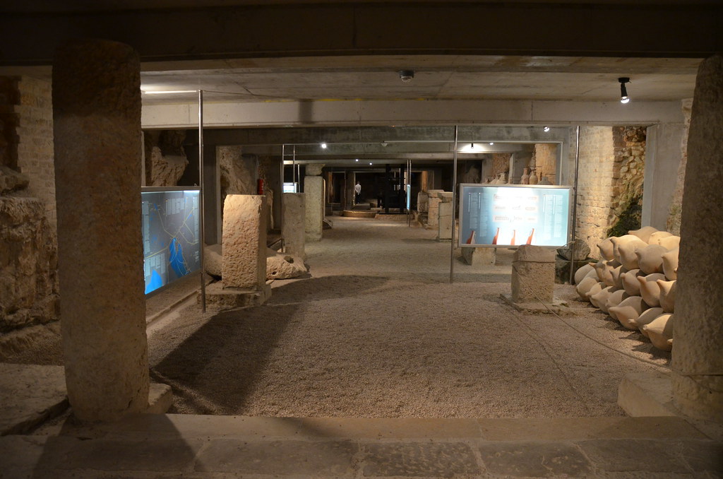 Exposición en los subterráneos del Anfiteatro, por Carole Radatto
