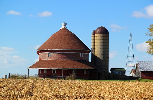 windows roof red windmill barn rural canon countryside wooden illinois corn cornfield ramp farm shingles country farming il silo ill cupola round agriculture oval redbarn sheds stephensoncounty t2i baileyville ovalbarn cranesgroverd baileyvilleil