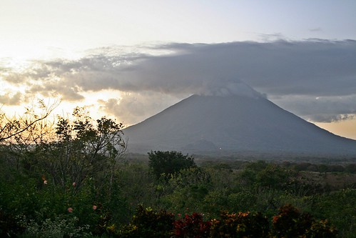 sunset cloud volcano cone nicaragua centralamerica eveninglight ometepe gloaming centroamerica islaometepe volcanconcepcion