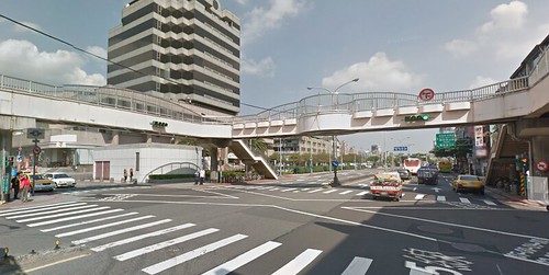 拆除前的昆陽天橋。圖片來源：google街景圖