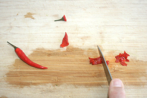 29 - Chilis zerkleinern / Mince chilis