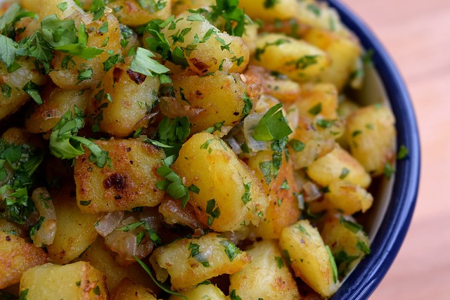 How To Make French Sautéed Potatoes with Parsley, Shallots & Garlic #potatoes #sides | www.rachelphipps.com @rachelphippsc
