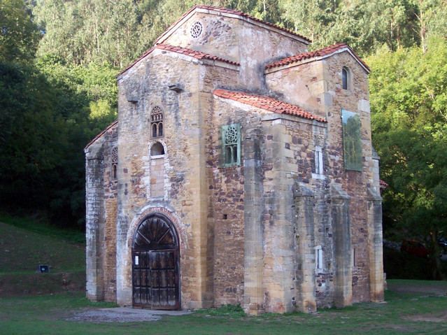 Iglesia mandada edificar hacia el 842 por el rey Ramiro I en el Monte Naranco.