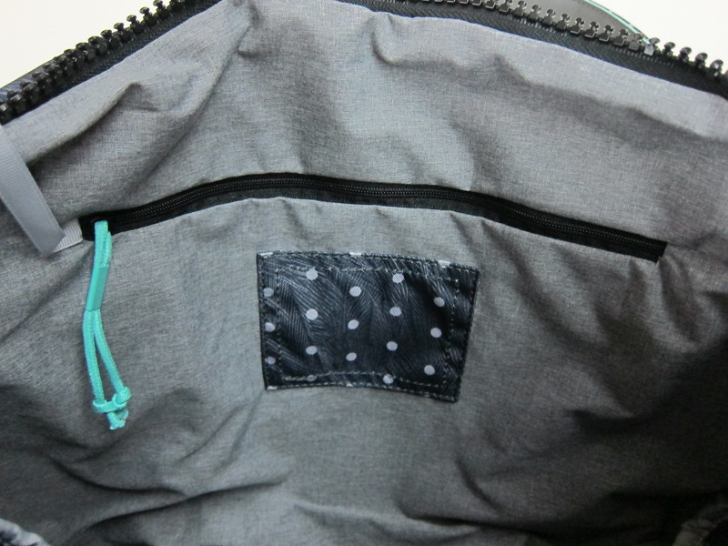 Crumpler Wren Handbag (Large) -  Zipped Compartment