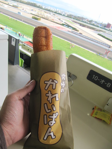 中京競馬場グルメであるタツミのカレーパン