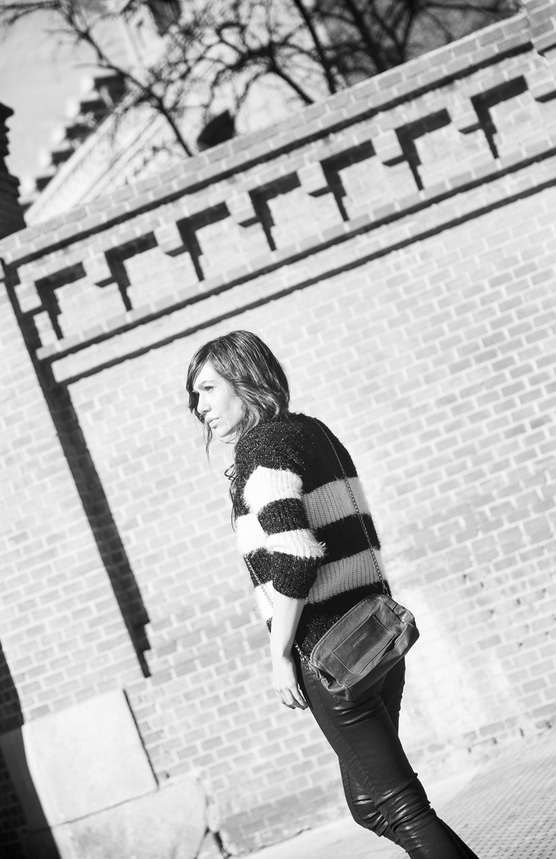 street style barbara crespo she inside sweater black and white the corner boots fashion blogger outfit blog de moda