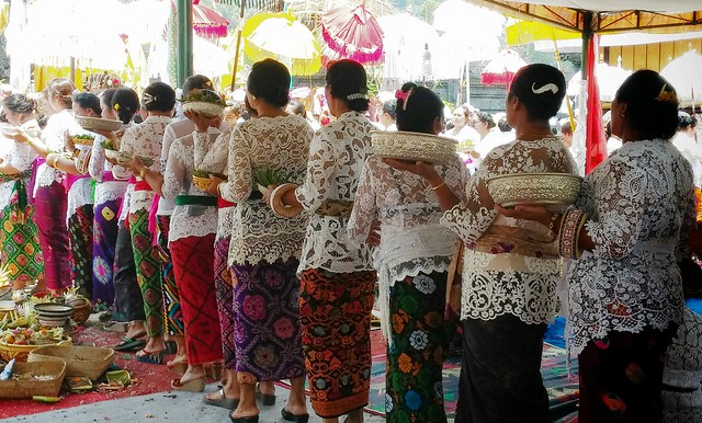 Balinese women in kebaya