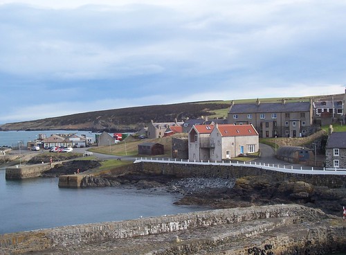 world roof red sea coast scotland war day quiet nissan view cloudy harbour north historic hut portsoy aberdeebshire allanmaciver