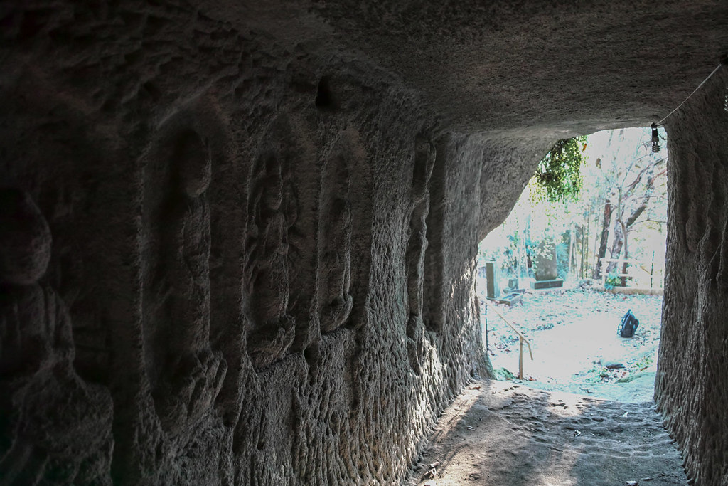 洞窟内部から入り口を見る