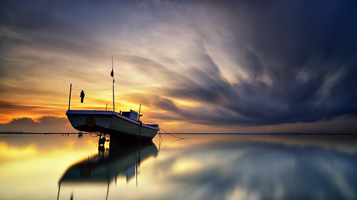 longexposure sky bali cloud seascape motion reflection ferry sunrise indonesia landscape mirror boat nikon ss tokina filter le 09 lee nd tuban graduated waterscape slowspeed gnd nd1000 nd32 1116mm d7000