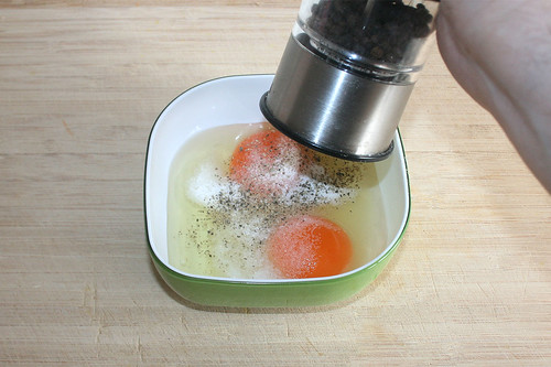 23 - Eier kräftig mit Pfeffer & Salz würzen / Season egg with pepper & salt