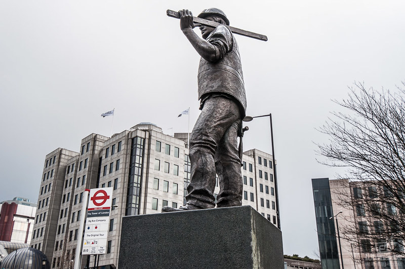 La estatua homenaje a los trabajadores muertos en la construcción en Tower Hill, Londres