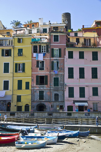 Vernazza buildings and boats.jpg