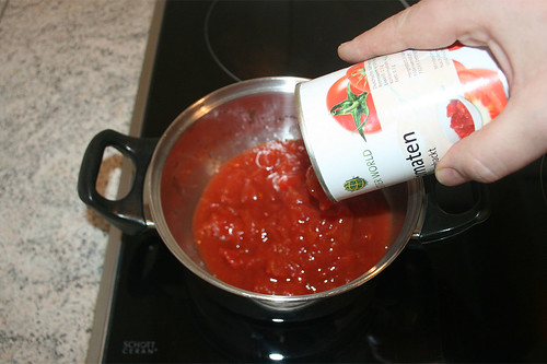 11 - Tomatenstücke in Topf geben / Put tomato pieces in pot