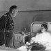 64. Mareşalul Ion Antonescu, vizitând o bolnavă la spitalul Colţea