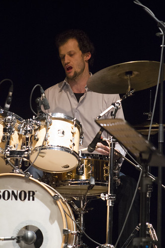 De drummer van de Dennis Koolen Band
