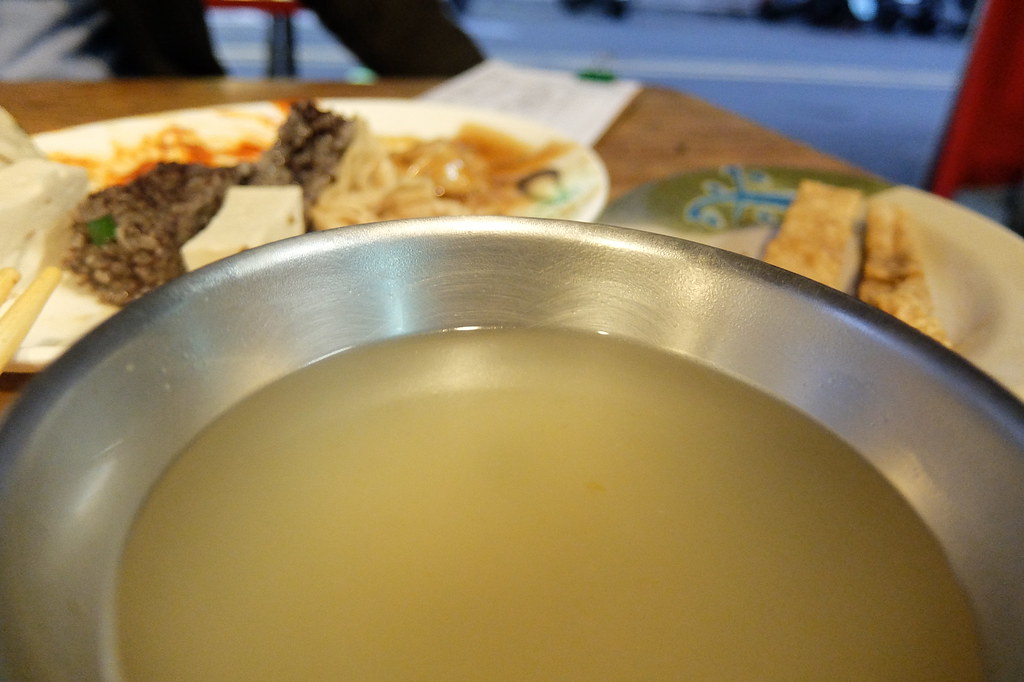 湯的話自行取用,在大冷天下喝上一碗熱湯,很舒服啊!