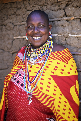 africa travel vacation portrait people woman color smile face smiling closeup architecture female pose necklace day cheek outdoor african femme traditional scenic culture photojournalism posing headshot bijou clothes portraiture tradition fullframe sourire 50mmf14 reportage afrique africans tunic portray halfbody souriant photoreport photoreportage pleinformat shúkà