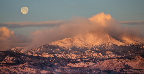 morning travel winter panorama sun moon snow west season rising am colorado view longmont pano fullmoon twinpeaks rockymountains longspeak february setting majestic dusted mountmeeker tourisim bouldercounty jamesboinsogna