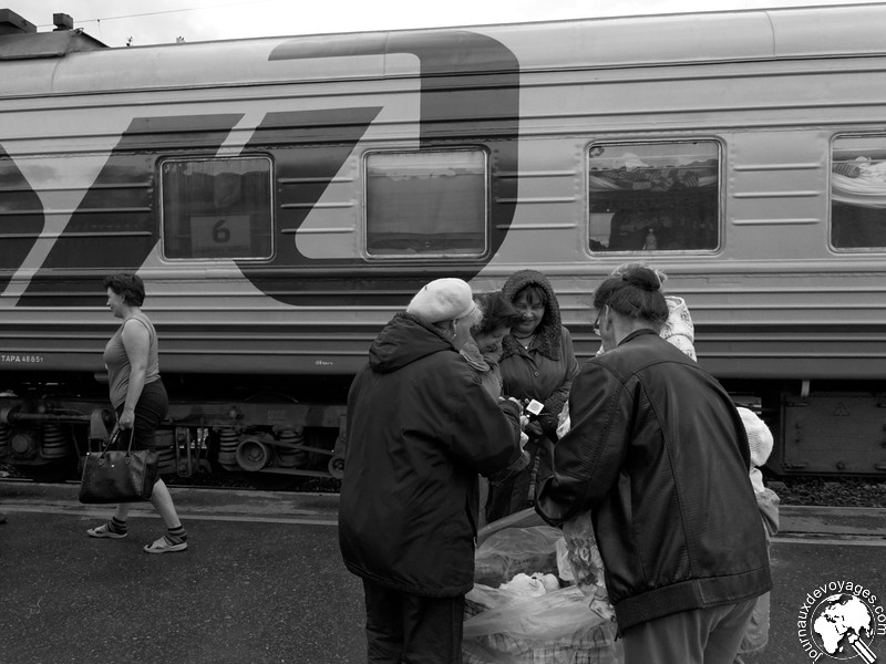 Vie animée sur les quais d'une gare du Transsibérien