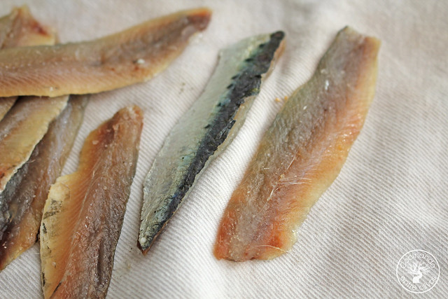 Tostas Salmorejo, sardinas marinadas y caviar de aove www.cocinandoentreolivos.com (13)