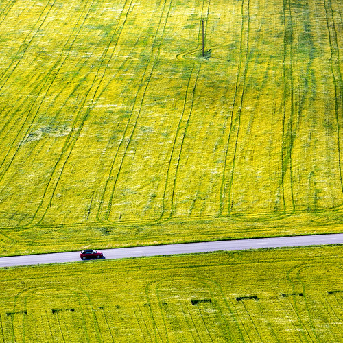road red green car yellow sweden bil sverige minimalism raps väg rapeseed jönköpingslän canoneos5dmarkiii canonef70200mmf28lisiiusm