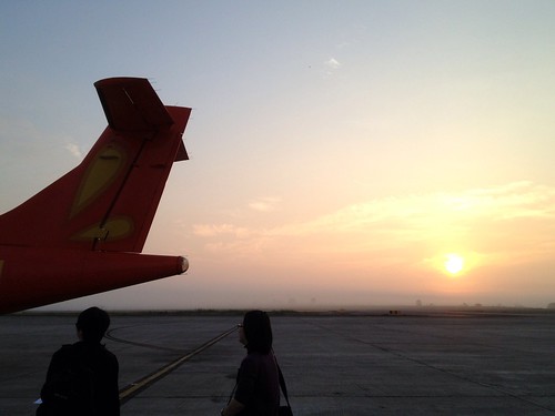 sunset sky people cloud sun mobile fly airport tail flight aeroplane iphone jktoo