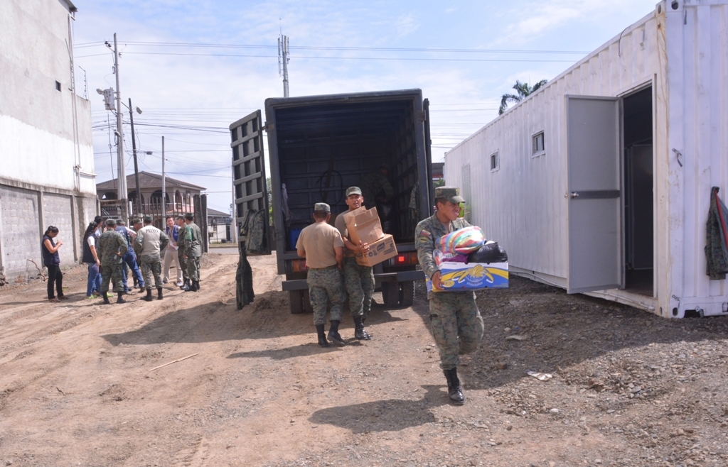 Militares transpotar enseres de los damnificados al nuevo albergue en la ANT