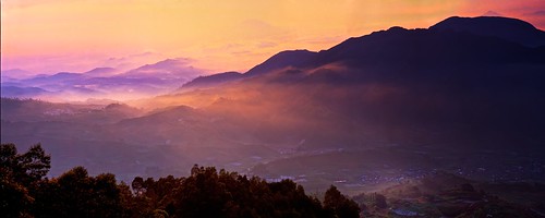 morning travel mountain film sunrise indonesia landscape 8x10 300mm velvia fujifilm linhof f56 largeformat jobo diengplateau centraljava 4x10 symmars wonosobo cpp2 canhamjmc810 sikunirhill