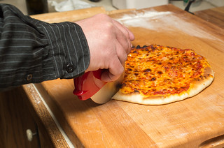 Cutting the pizza