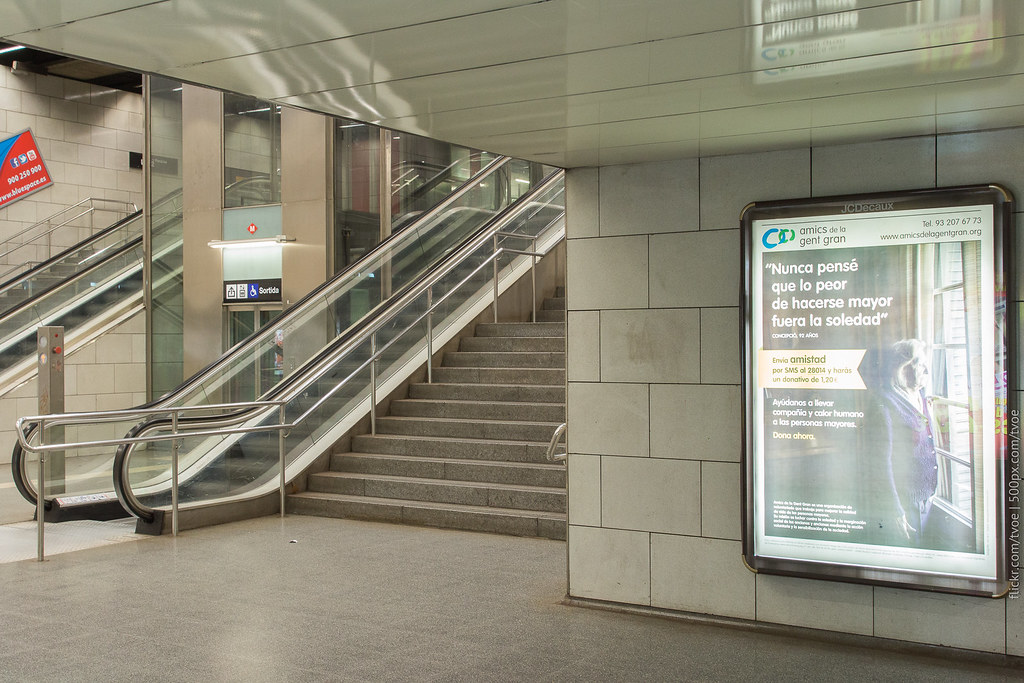 Реклама и эскалаторы в барселонском метро